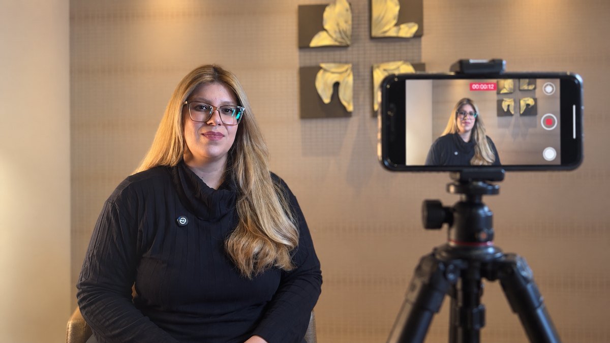 Vic Debortoli, da Tempórea, sentada em frente ao celular no tripé, gravando o curso